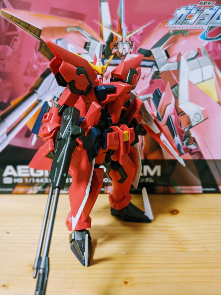 古いキットということもあり関節の可動域が狭く、特に胴体は変形機構がある都合上全く動かすことができません……ただ、変形機構がある割にはプロポーションはとても良いと思いますね