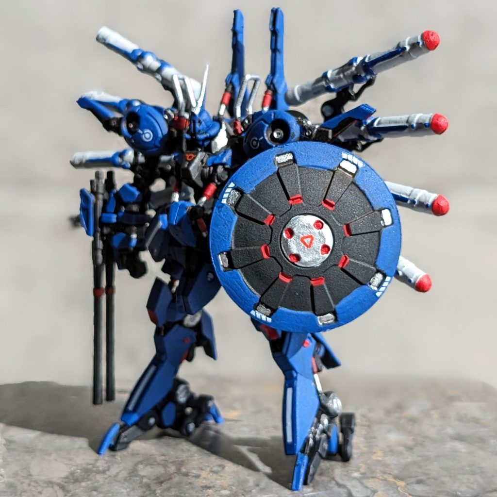 黒サフを下地に主にシタデルカラーで筆塗り。メインの青はマクラーグブルー。隠蔽力も発色も文句なしです✨