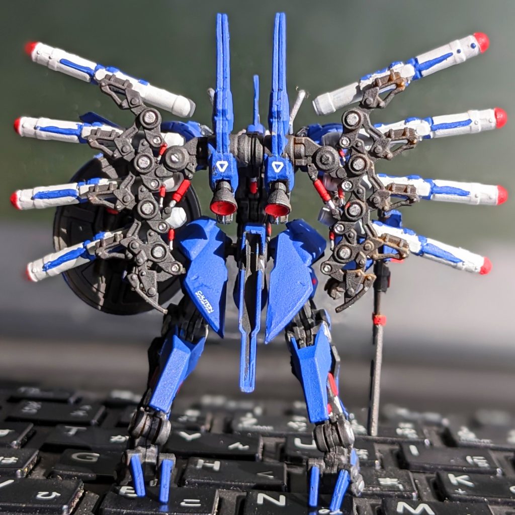 バックショット。ミサイルのフレームはブルーよりも懸架しているムーバブルフレームと揃えたほうが良かった気がしますね。