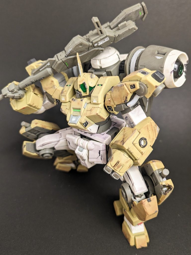 チュチュパイセンの切り込み隊長的要素を出すには…と考えた結果過度にウェザリングを施して前線仕様にすれば!となりました。水星の魔女はコロニーor宇宙での戦闘が多いので、土や砂系のウェザリングをせず、ダメージ表現多め+ススやサビ系で攻めてみました。