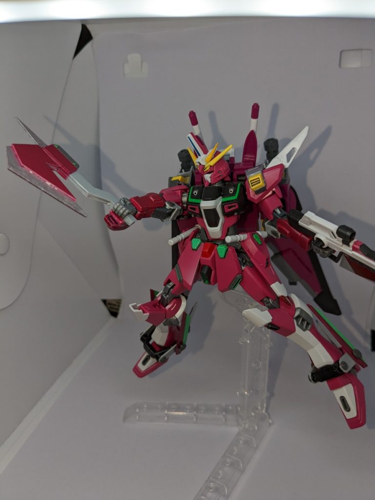 元々フリーダムと比べるとジャスティスは何というかイマイチなところがありまして。だからこそフリーダムとはコンセプトを変えて『一対一の極致』を目指しました。手持ち武装の『ブーストアックス』はブースターで加速を加えながら叩き付ける鈍器です。プラ板でほぼ作成しました。ライフルにも大型のブレードを装着しています。肩にはビームブーメラン、手にはビームシールドを装備してます。