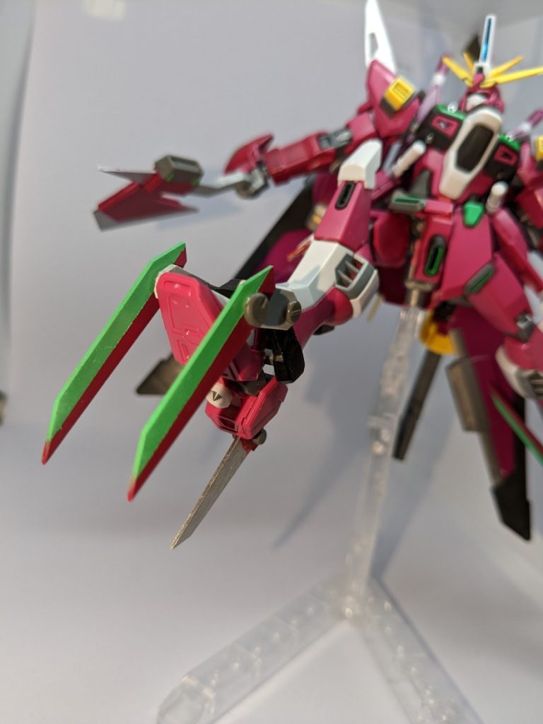 脚部展開式クロー。アンクルアーマーを展開することで相手を掴んだり切り付けるクローを展開します。また相手を捕獲したり踏みつけた際には足裏に装備されたパイルバンカーが敵を貫きます。