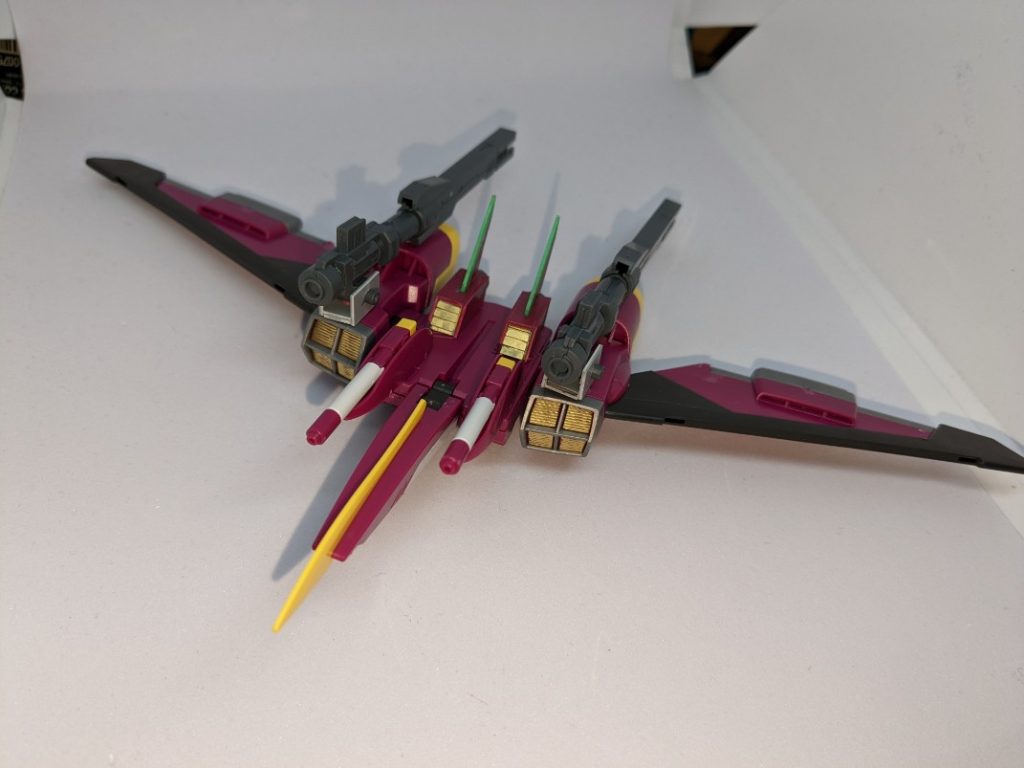 ファトゥム-01改。ファトゥム-01をより改造したものです大出力のレールガンを追加、それに伴い増えた重量はブースターを増やすことでカバーしています。また尾翼も付けました。プラ板製作です。