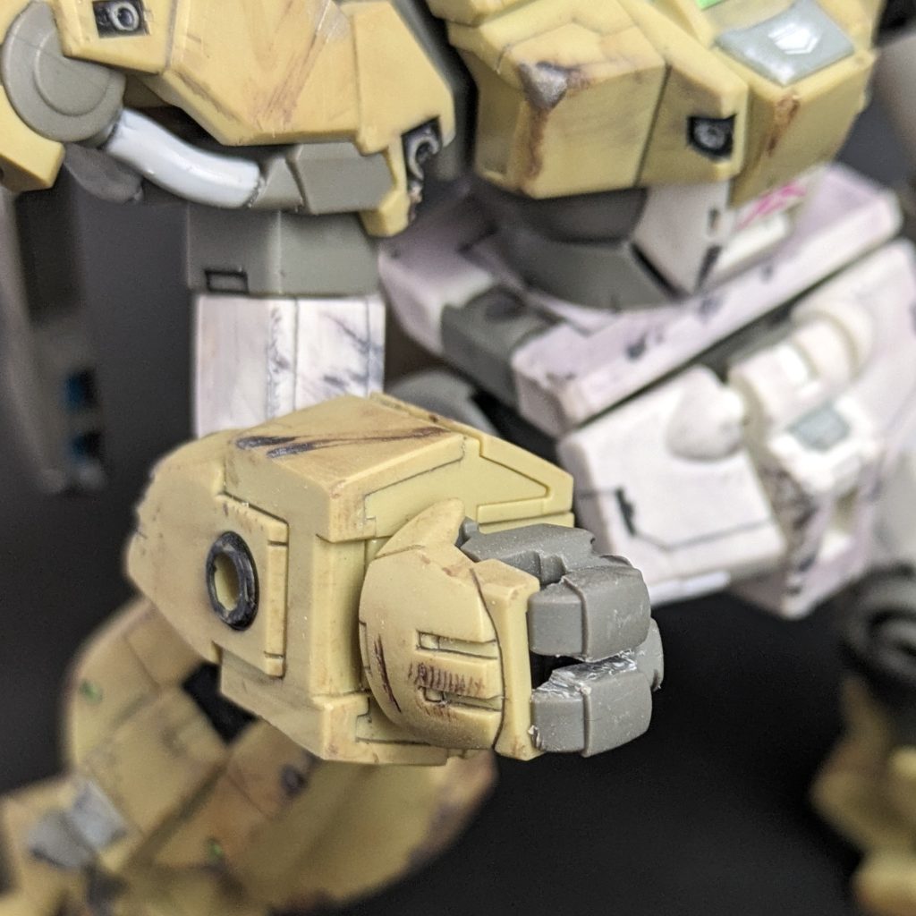 HGは指の間が塞がってたので見栄え的にも抉り取りました。手の甲にえっちな傷があって大変お気に入りです。