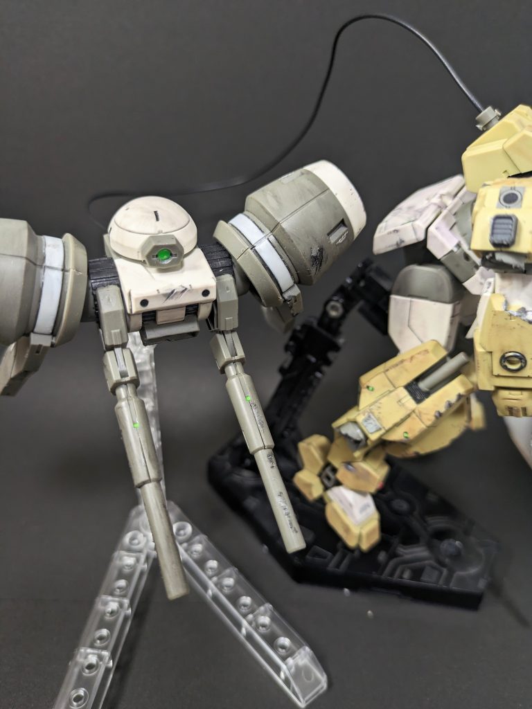 バオリパックはこんな感じです。本体含め所々蛍光シールをレジンで固めたので、ライトで光ります。可動域が広くて表情付けが捗りますね。