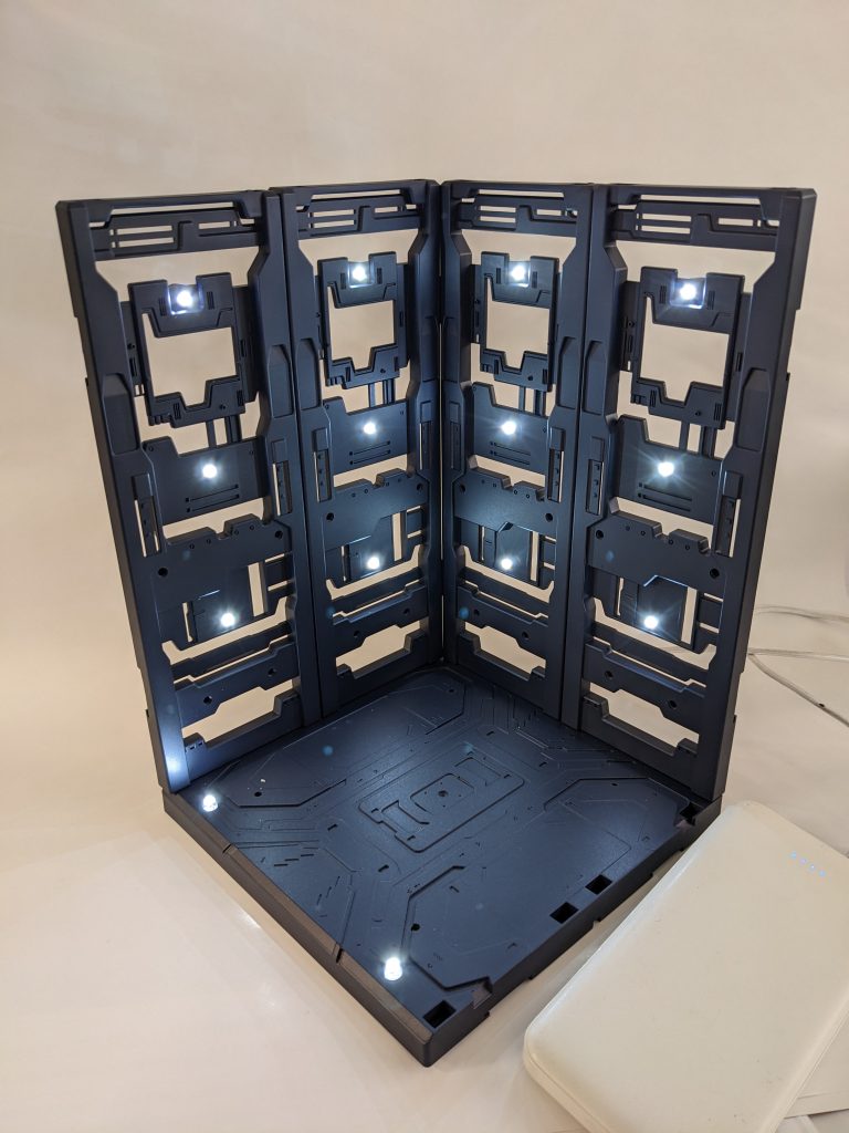 お手軽でなかなかいい雰囲気です。数分で完成しました。もう１セット接続でき、そのための配線設備も付いてます。ただ壁の隙間はどんな？撮影時とかは背景に何か仕込まないと向こうが見えるので笑えない物が映るかも（笑）