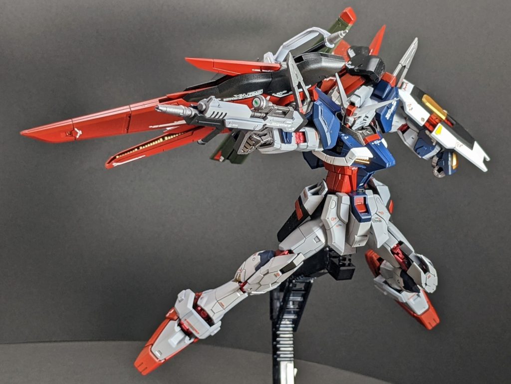 　SEED系らしいライフル構え。　どこか悪役じみた姿形の機体が、巡り巡って『乗り手が本当にしたかった事』を叶える翼に成ったと思うと本当に感慨深いです。とはいえ、今後戦火を羽ばたくか否かは──彼らの選択次第なのでしょう。