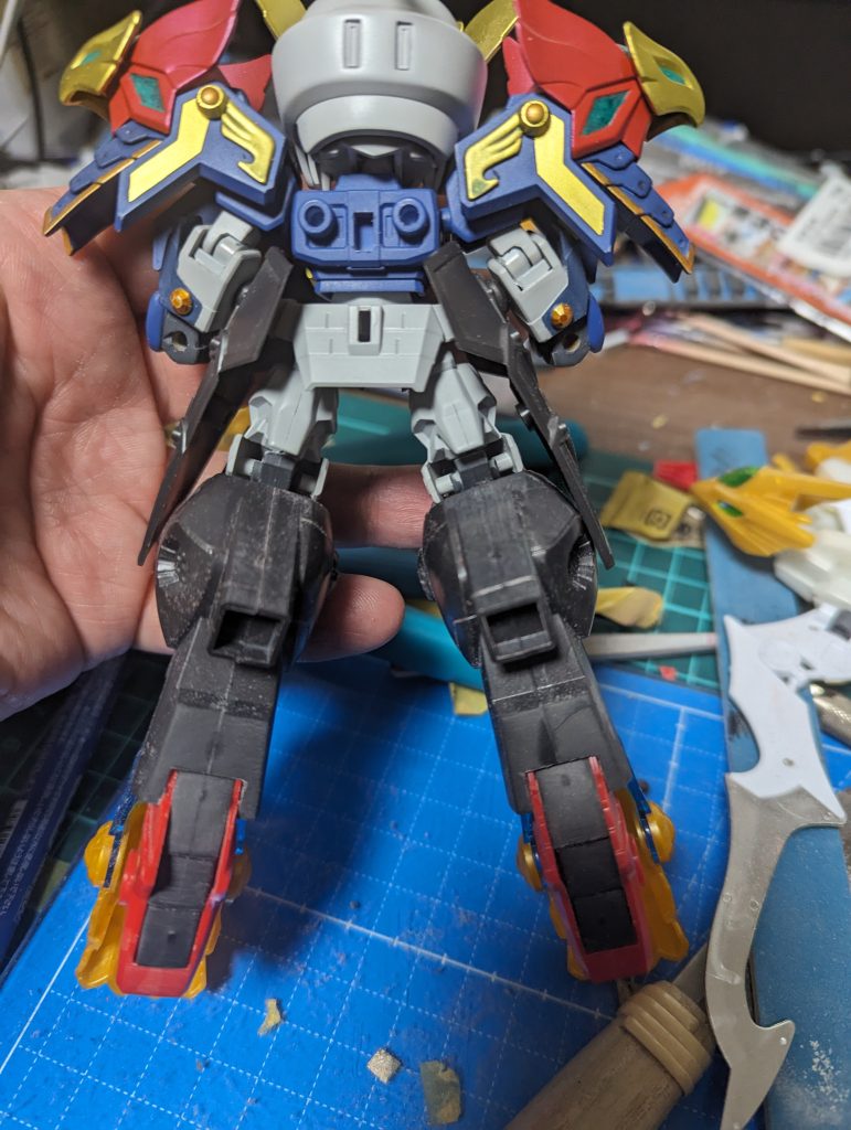 接続方法などを考えて整えたところです。赤いパーツの穴も埋めました。