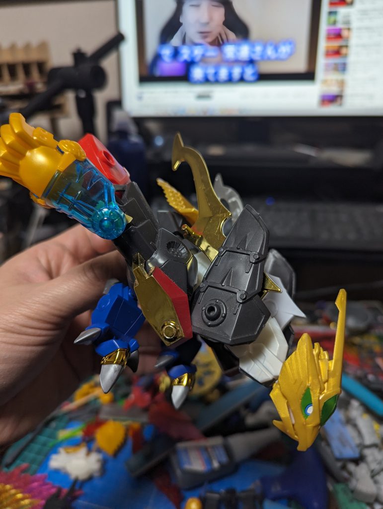 頑張って変形ギミックを考えました。