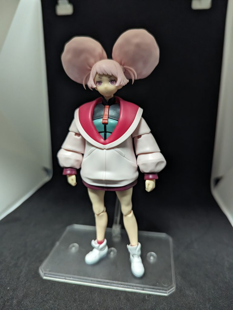 素立ち。なんというかパイセンです、パイセン以外の感想出ない程度にはパイセンです。デカいポンポンヘアーもしっかり再現、本キットでは頭よりちょいデカいくらいになってますね、劇中だともっとデカい場面もあったように思いますが立体物としての落とし所としては良いサイズだと思います。