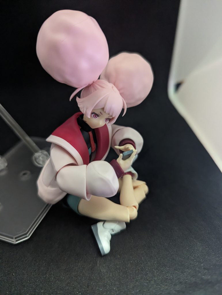 座った状態でも脚部の可動が出来るのであぐらかいたりもできますね。スレッタ、ミオリネとスルーされてたスマホ…というか生徒手帳や操作する手首も付属。スマホほただの板ですが付属のシールが例のクソダサPVのヤツになってたりとこれもなかなか凝ってました。