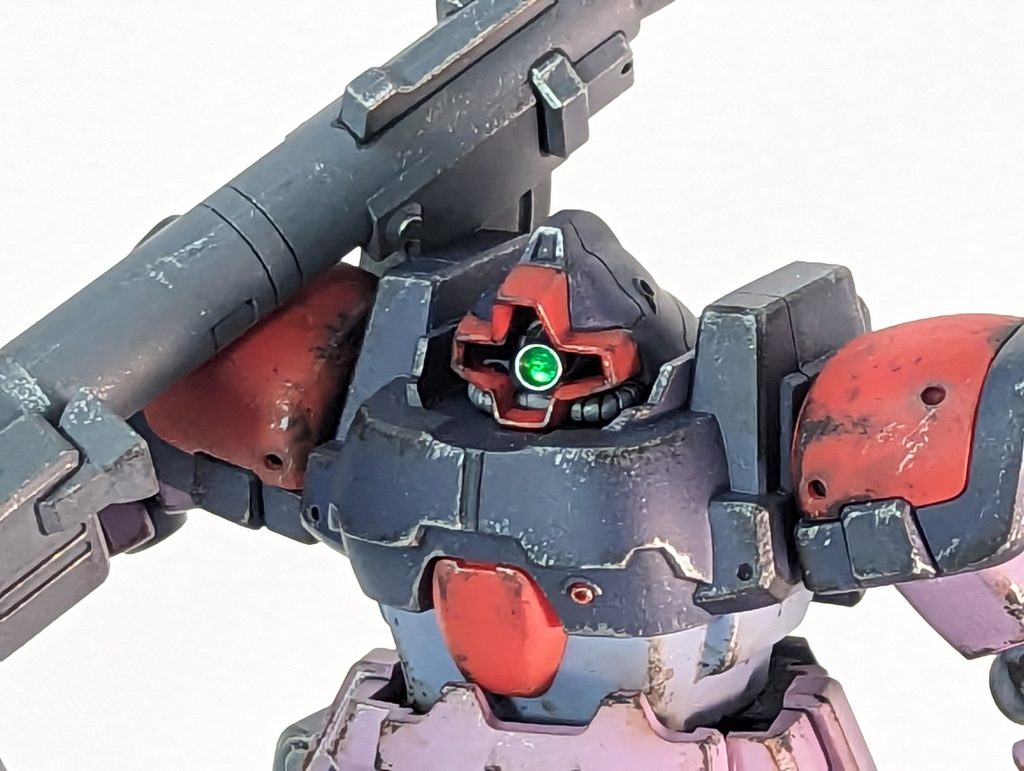 モノアイはキットのままだと安っぽかっったのでフェイスをくり抜いてボールジョイント＋クリアパーツに変更。