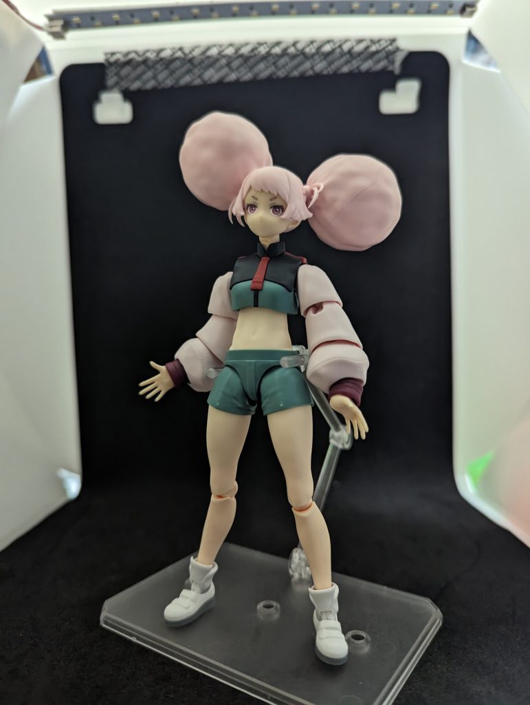 制作ストーリーにも上げましたがなんとこのパイセン一部装甲をパージ可能です、ミオリネやプレバンスレッタから制服の腕を移植すれば制服パイセンを再現出来るのも制作ストーリーの通りですがキットの状態だとここまでパージ可能、まさかのへそ出しだと…ちなみにスレ、ミオの時もへそ自体のモールドはあったのですが腹部のパーツ取り付けると見えなくなる上に装甲パージもできない仕様でした、制作スタッフはどこまでパイセンに入れ込んでるんだ…。