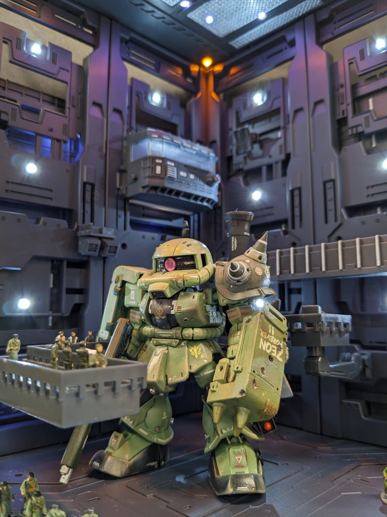 少し手を加えてこんな雰囲気ですかねぇSDCSのザクしか持って無いのでコイツに合わせています。SDCSには、1/144〜1/150がジャストサイズ兵士や整備士も1/150
