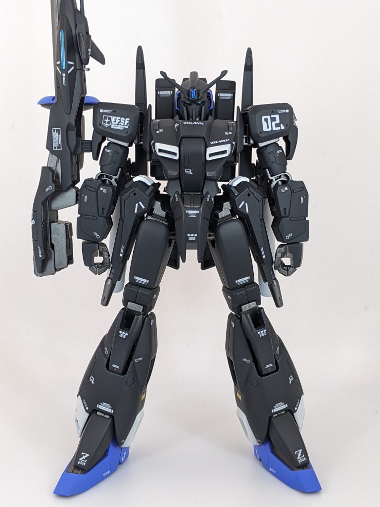 私がゼータプラスに抱くイメージはステルス戦闘機。なので、全身真っ黒(正確には黒ではありませんが)に塗装したのですが、それだけではどうしても情報量が乏しくいつもよりデカール多目で仕上げてあります。また、今回初めてUVレジンを使用。額のセンサー部とビームスマートガンの一部に細工してみました。