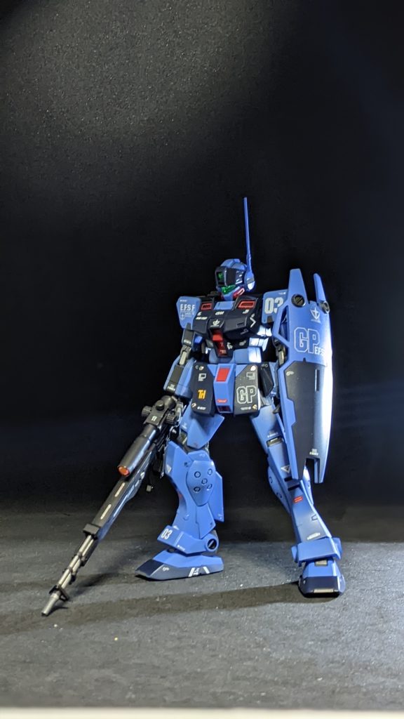 腹部、上腕、フロントアーマー、アンテナを延長しています。脚の付け根と足首の関節をネットの作例を参考に弄ってあります。また、フロントアーマーにはメタルパーツを埋め込みました。