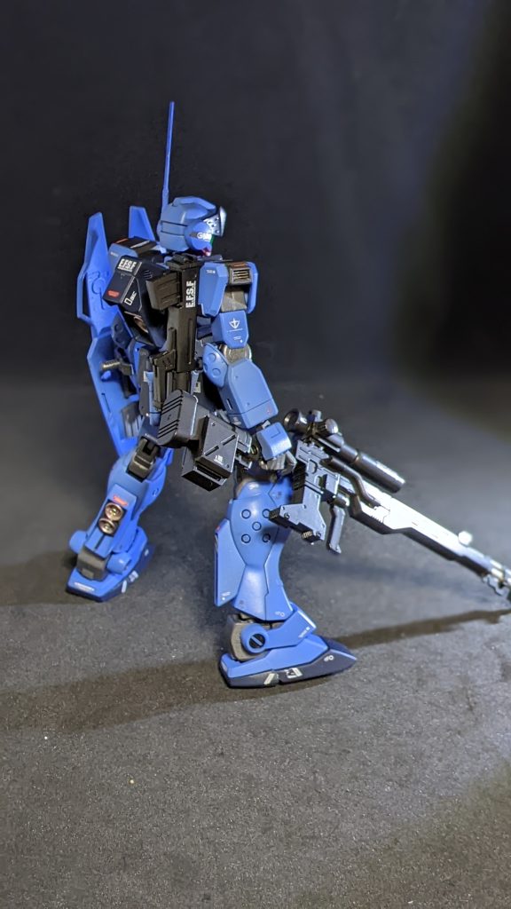 ブルパップマシンガンはネオジム磁石を埋め込み、バックパックに搭載出来るようにしました。