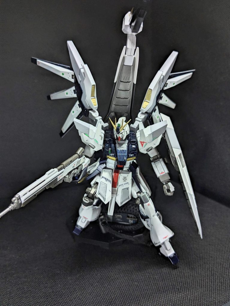 ビームライフルを構えたポーズ。背中に色んなものを背負わせすぎて何度も胴体がポロリしました^^;投稿後は胴体を接着しようと思っています。