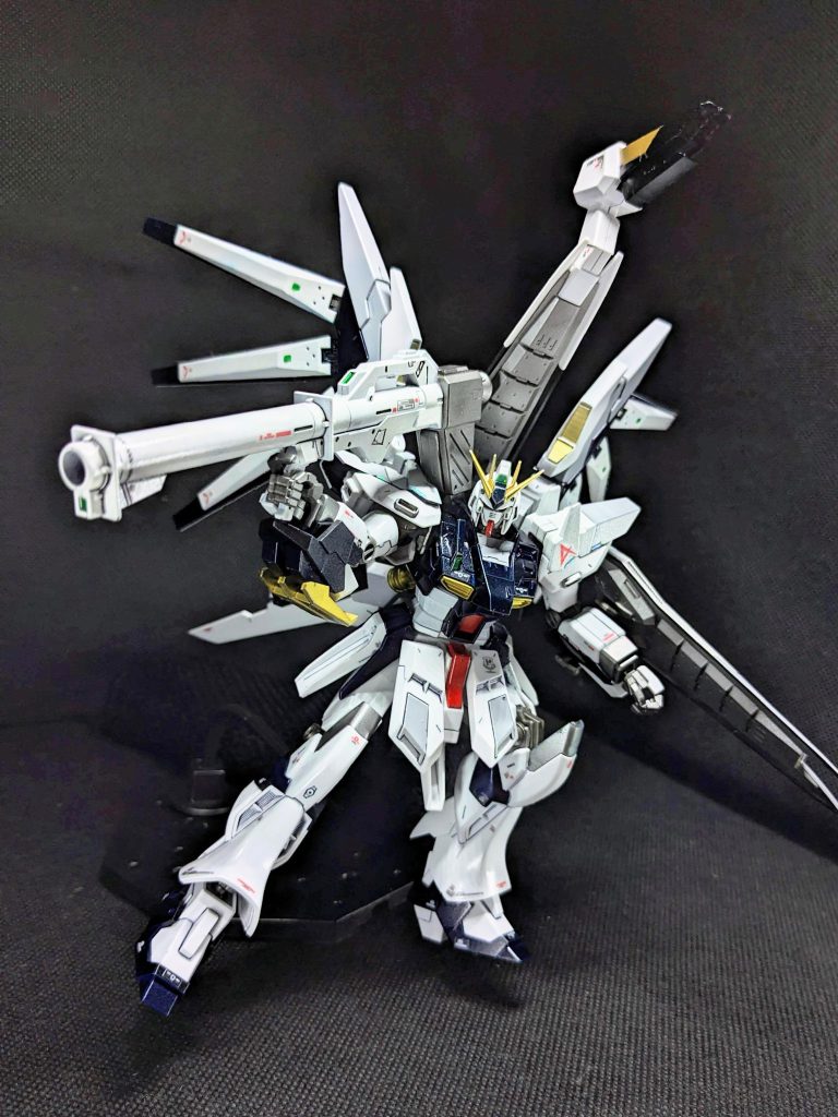 ハイパーバズーカを構えたポーズ。このポーズを取らせようとして、このキットの可動域が思ったより狭かったことに気づきました…(最近RGを作っていたためか、余計にそう感じました…)