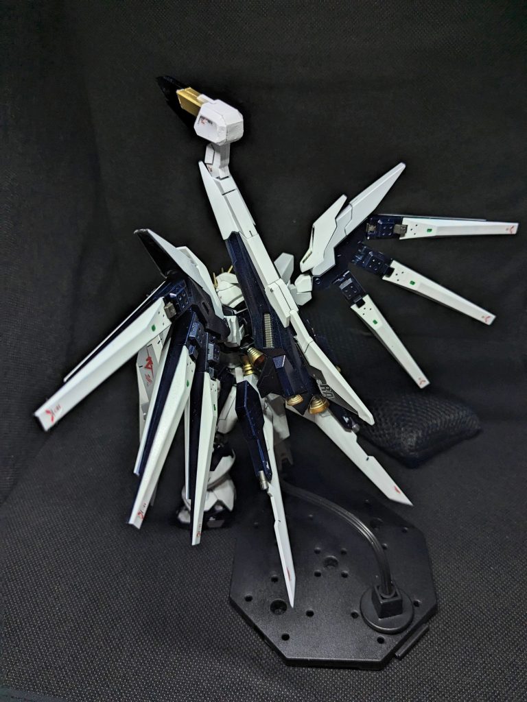 背面。バーニアも一応、シルバーの上にクリアのオレンジを吹きました。