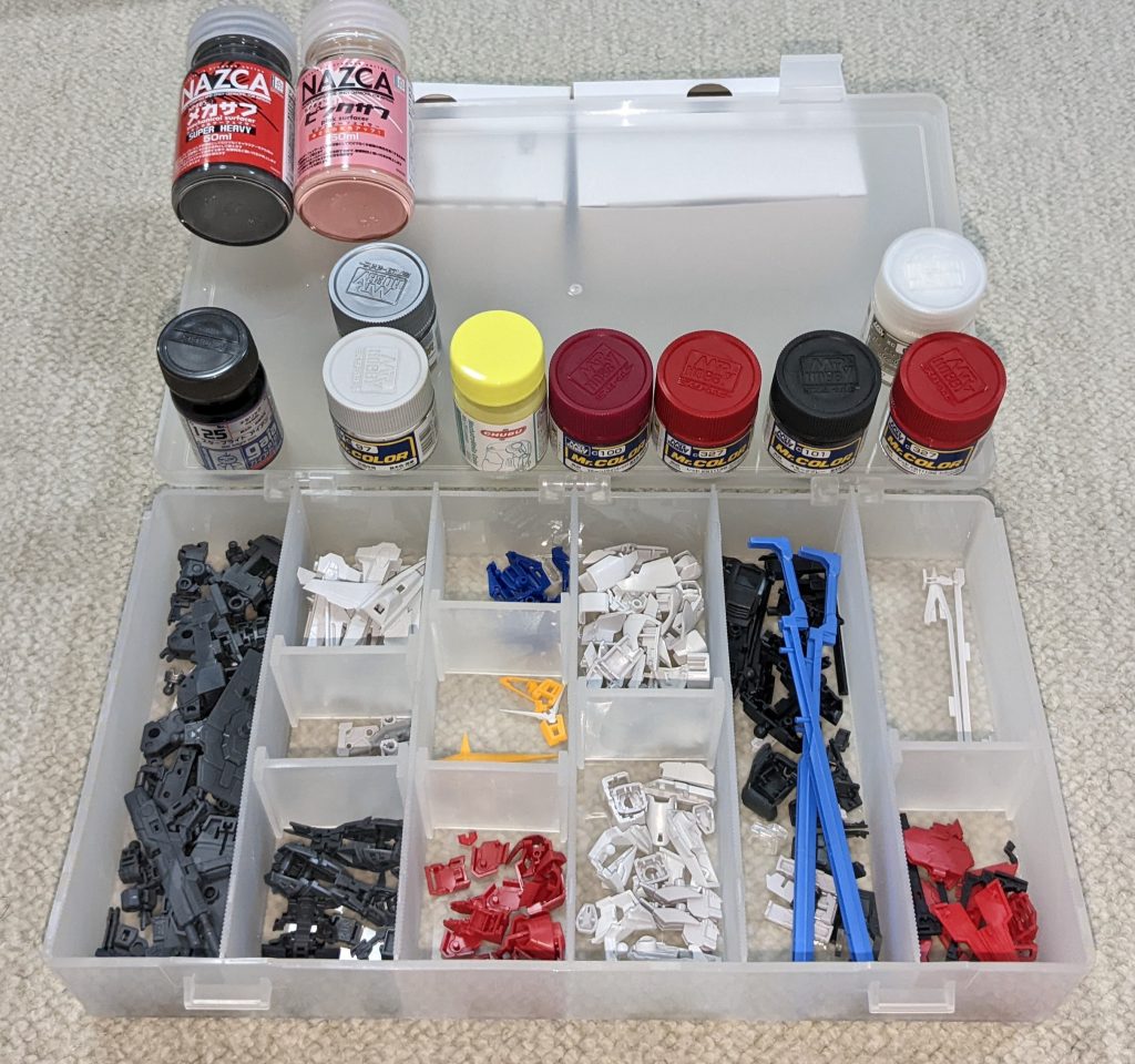 　確認用に記録しておいた使用色一覧(要望があれば改めて書き出します)　赤系のサフにピンク、他メカサフです。　いわゆる内部フレームをスモークグレーで暗く仕上げて、ダクト系をメタリックで差別化。　外装の赤ですが──これが全然イメージ通りにならず、調色に苦戦。最終的にはスモークグレーの重ね吹きで濃いワインレッドを出した……といった具合。　一方の黒系は、アイボリーにブラックを追加していき、部位毎に暗さを増す方式で仕上げました。