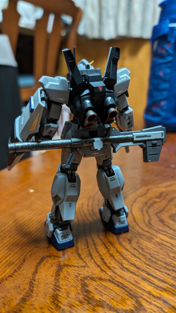 バズーカはオリジナルで銀塗装ガンダムマーカーがトップコートと相性悪いことは知っていましたが、案の定下地を溶かしてますね…