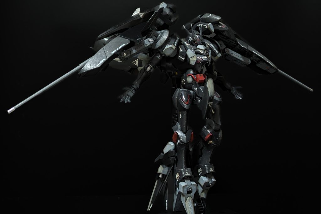 00と同じくコウモリをイメージした機体だと解釈しました。下腹部に丸みがあるのがポイントです。なんかネットで見かけたらコウモリの画像がそんな感じだったので丸っこくしました。