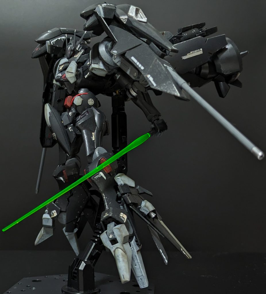 ビームサーベル抜刀小回りの効かない背部大型ブースターのせいで近接は苦手です。ほぼ持ってるだけの装備。