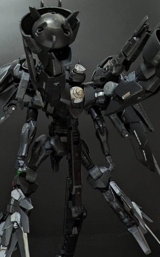 この通りGNドライブを搭載しています。バックパック基部はファラクトの胴体で、ブースターはオーガ刃-Xの脚部を採用しています。