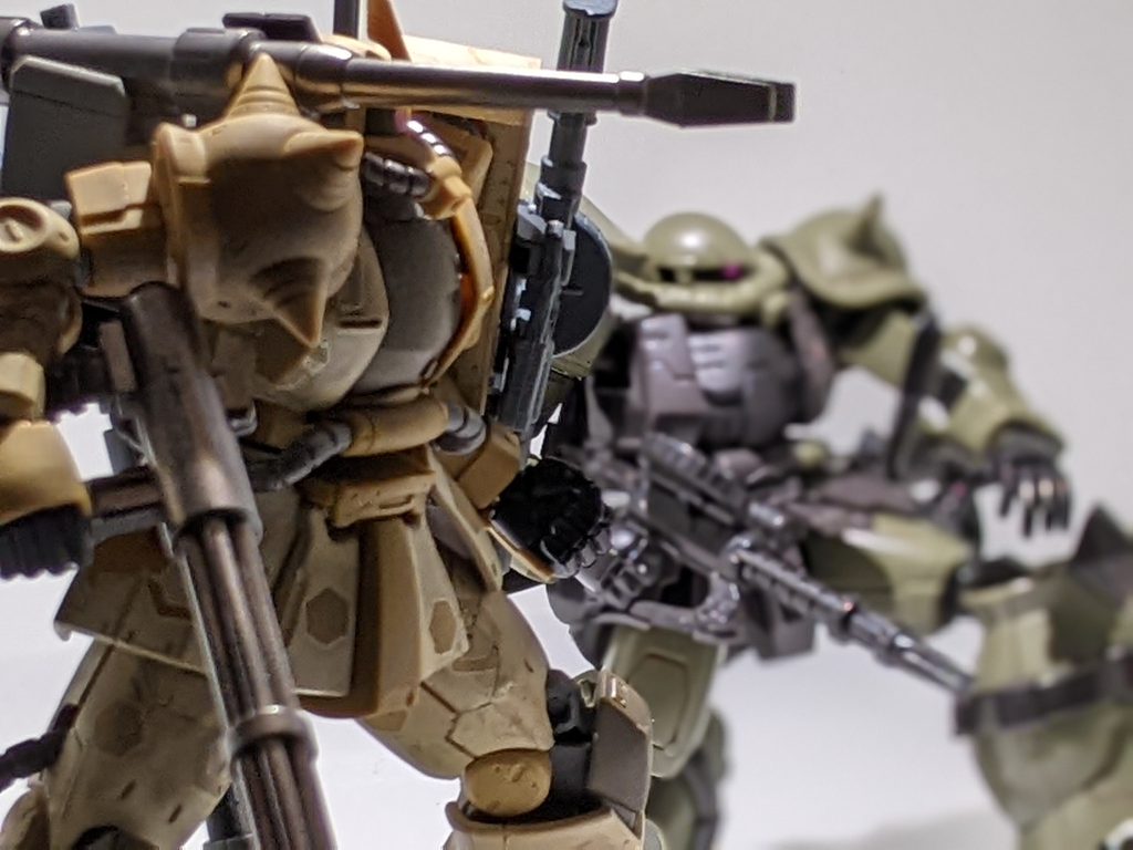 「撃ちぃーかたー始めぇ!!!」僚機のザクの武装には、制圧用にミサイルポッドと、その後に汎用性からマシンガンを装備した遊撃隊と、後方の砲撃後、バズーカでの先行突破を図る突撃隊を持つ。隊長機の180mm キャノンによる、遊撃隊との一斉射が煙をまく。