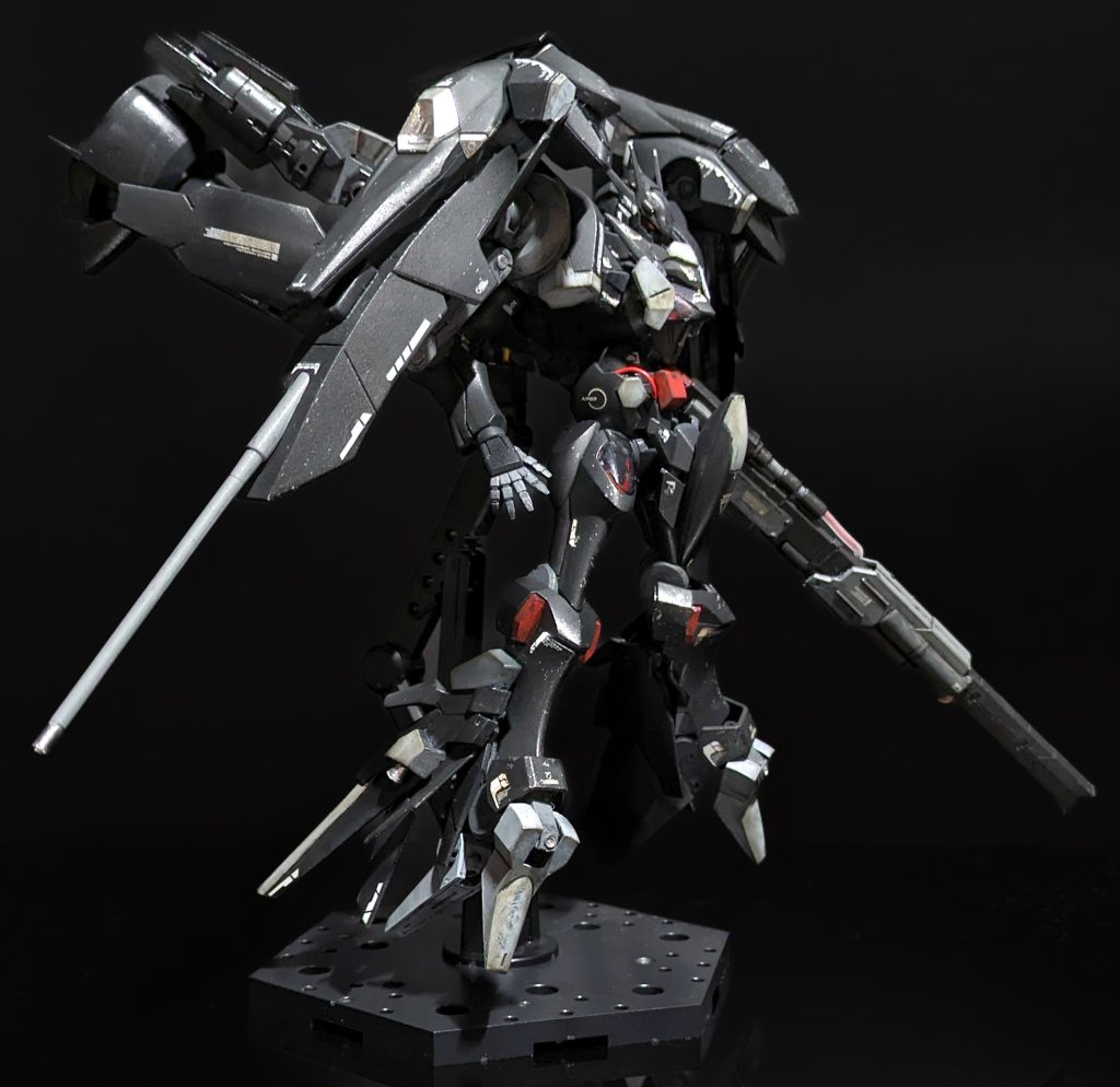 と言うことでムルシエラゴでした。スペイン語でコウモリですが、パペットマスターは英語なんですよ。ウイングガンダムフェニーチェみたいなものです。見た目的に完全にファラクトなためコンペ参加はどうなんだと最後まで悩みましたが、拡張性の高いジンクスフレームだからこそ実現したという設定で納得してください。お願いします。ご容赦を。許してください。ファラクトの頭部がカッコ良すぎました。それと黒い機体に黒背景はどうなんだ、と思いましたが、コウモリに白背景はねーだろ、と言うことで黒です。パッションを優先しました。雰囲気出てるといいんですが。と言うわけで、最後までご覧いただきありがとうございました。こんなやついたらバトルが盛り上がるだろうな、戦ってみたいなと思っていただけたら幸いです。それではまた！以上！