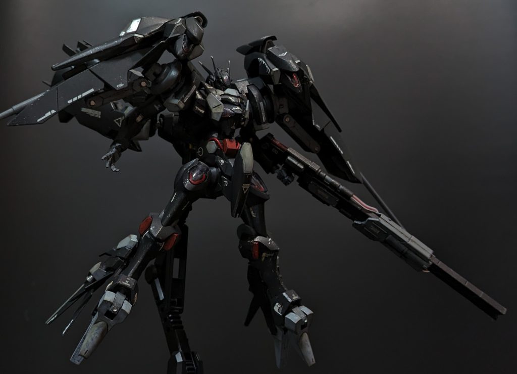 悪そうに見えてそうでもない、わりと善行の目立つ機体という話です。パイロット不明という設定ですが、たまにセイウチのような声で喋ります。GBNはきっとガノタだらけなので皆もちろん色々と気付いていますが、そういうロールプレイなんだろうと割り切っているとかなんとか。ハッピーバースデーの歌を聴くと不愉快なんだか寂しいんだか嬉しいんだか複雑な気持ちになるそうです。他のプレイヤーは「やってるなあ」と言う気持ちでそれを見ています。