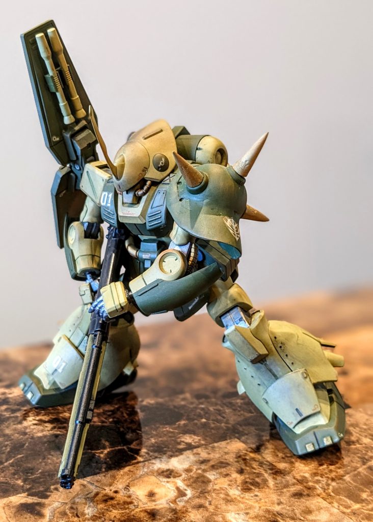 右側から。肩アーマーはマンガの近藤版陸戦型MSたちに憧れて裾を延長。歪みがあるのは初のエポキシパテ工作ですのでご容赦を。スパイク部分も延長していますが難しかったと記憶しています。