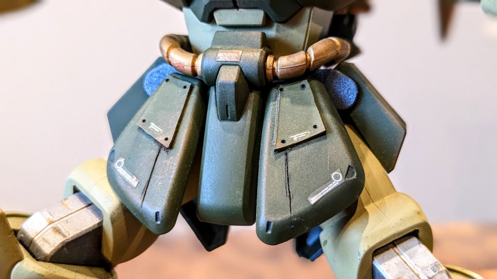 ウエストのアーマーは前後共にモールドと装甲で情報量を増やしています。元が結構ノッペリしていたので頑張りました(^^)