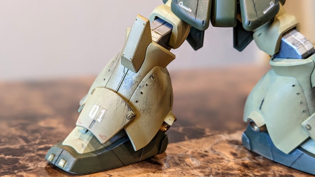 足下は爪先のチップ追加とリベット表現がオリジナルディティールです。