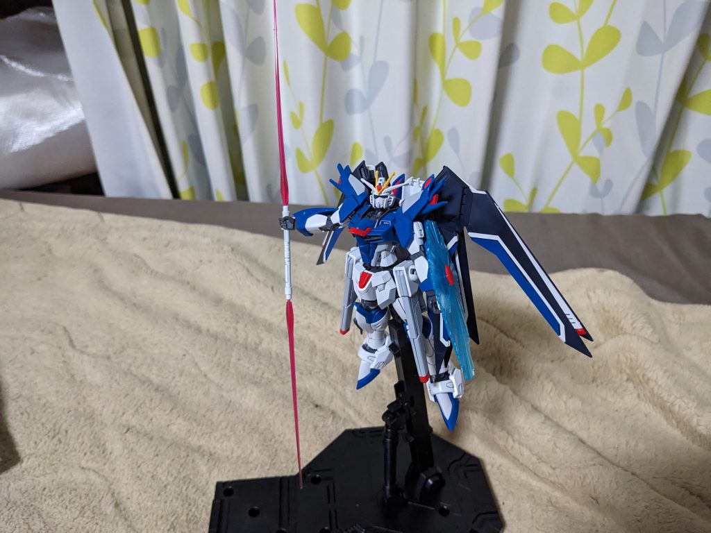 ビームサーベルとビームシールドを装備した図です。