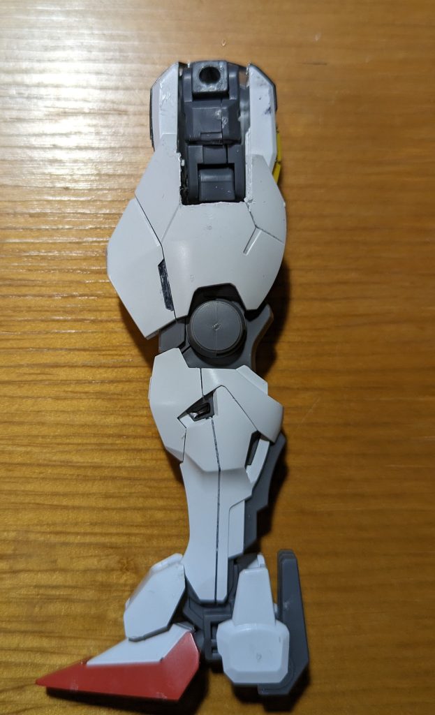 キャリバーンの太もも部の内部フレームをコトブキヤMSGメカサプライ18「ジョイントセットD」のユニバーサルジョイントタイプに置き換えました。変形機構のため、内もも部分の装甲もカットしてあります。