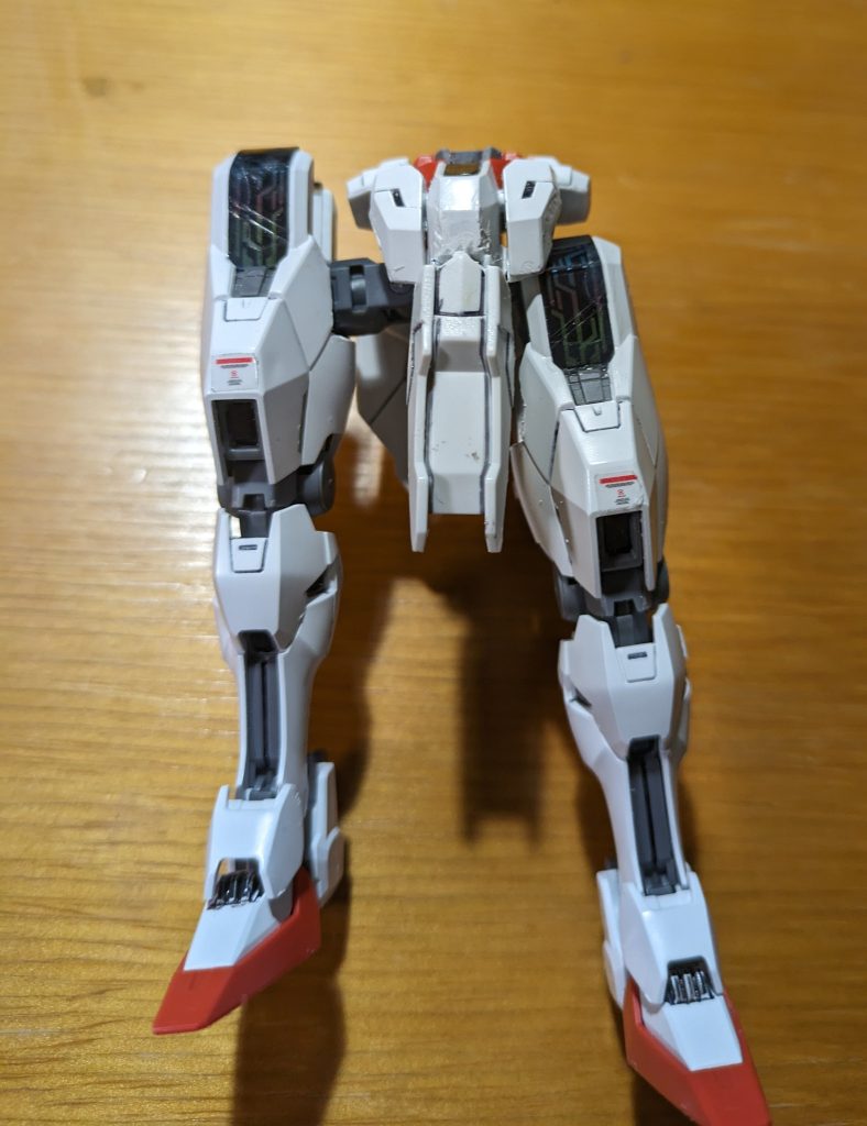 太ももの機構の展開です。このジョイント、中央部にロール軸があるので、簡単にクルッとできます。関節部分の可動は固めのプラスティック素材なので、ガシガシ動かすと白化するおそれはありますが、強度はかなり高い様子です。個人としてはとてもオススメです。(大満足)
