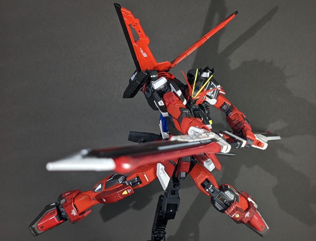 「デカァァァァァいッ説明不要！！　MMI-710！！！　エクスカリバーレーザー対艦刀だ！！！」　……いや、マジでデカいです。連結形態の空間占有率と保持力に難があり過ぎる。でもカッコイイ。　VPS装甲が赤黒に変更されたからか、より攻撃的な印象に。