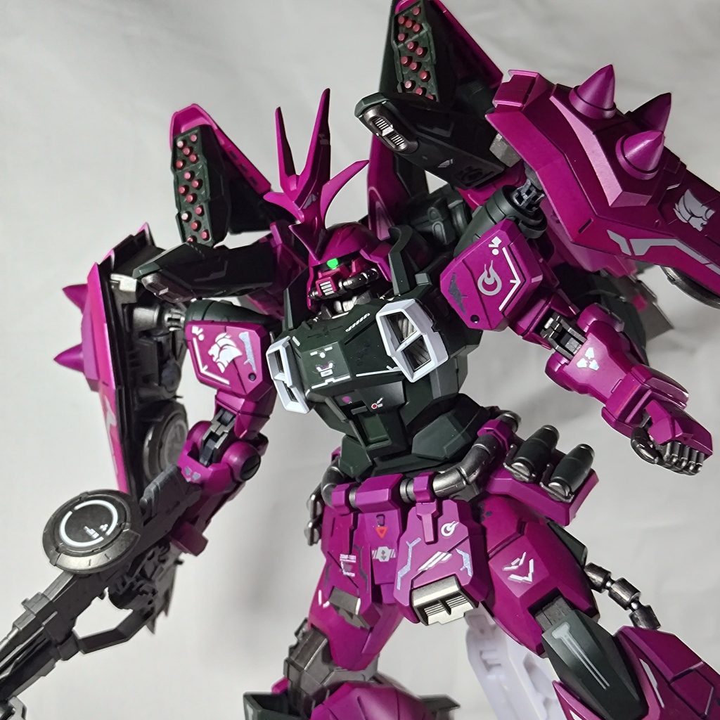 モノアイは百均の蓄光シールを丸に切り貼り付けて光らせてます