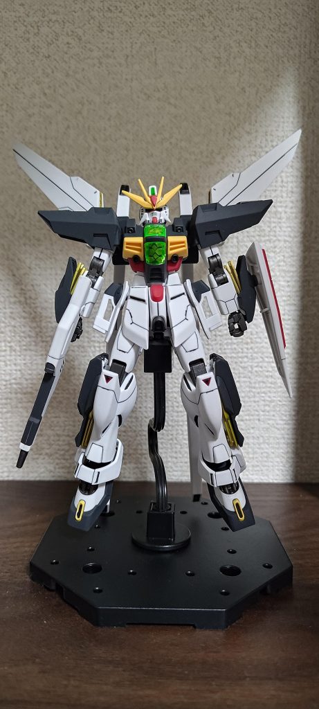 白パーツは成型色で、それ以外を部分塗装しました。塗料は全て水性ホビーカラーです。エアブラシで、サフ無しの直吹きです。紺色成型色がちょい青みだったので、ティターンズブルー1に変更。赤成型色はワインレッド、黄成型色は白強めのイエロー、フレーム他は黒鉄色です。新規モールドやプラ板等は行わず、既存モールドの彫り直しにスミ入れをしました。