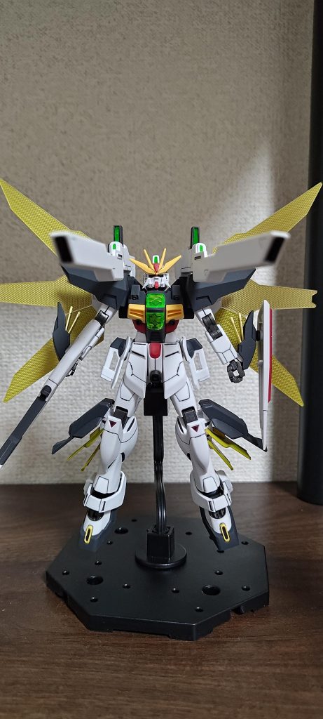 羽と手足のリフレクターは、 ゴールドに蛍光イエローを重ねています。丁度クレオスさんの水性蛍光塗料がリニューアルしたタイミングだったので、発色お試しのつもりで塗りました。クレオスさんのは半透明(顔料系？)なので、下地が隠れすぎないように薄く吹いたつもりです。