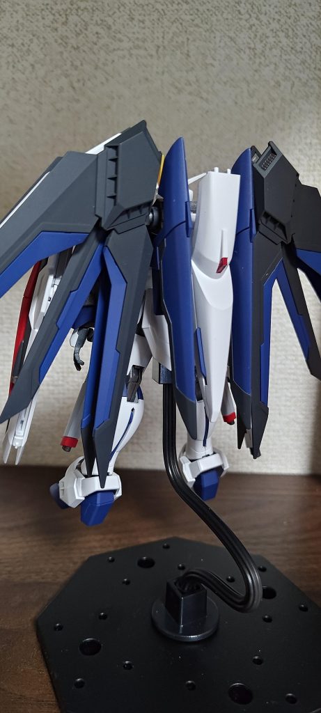 白成型色とグレー成型色はそのまま紺成型色はティターンズブルー1青成型色はティターンズブルー2フレーム他の成型色は焼鉄色赤成型色はワインレッドトップコートはつや有りのみモールド彫り直しは多少やったけど、スミ入れ面倒臭くなっちゃったので塗装だけで済ませてしまった…羽の白ライン他、シールで色分けする箇所の何箇所かは塗らずにそのままにしました。マスキングが面倒だったとかでは無いです。本当です。白ラインにせずベース下地色が組み合ってるデザインも良くないですか？(しかしちょっとだけ面倒臭く感じたのも事実…)気軽に組めて楽しかったなぁて事で良しとしました。