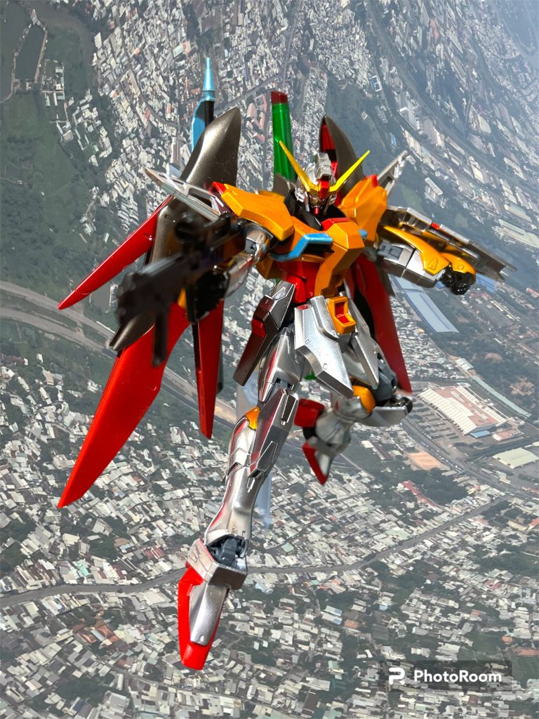 画像加工の過程でライフルの銃口が消えてしまいましたwwwメインの塗装はガンダムマーカーのメッキシルバー、その他オレンジ、レッド、イエロー、グリーン、ブルーは、キャンディ塗装。翼のブラックはガイアカラーのEXブラックにEXシルバーを混ぜて作ったガンメタっぽいやつ。関節や内部フレームはスターブライトアイアンです。 