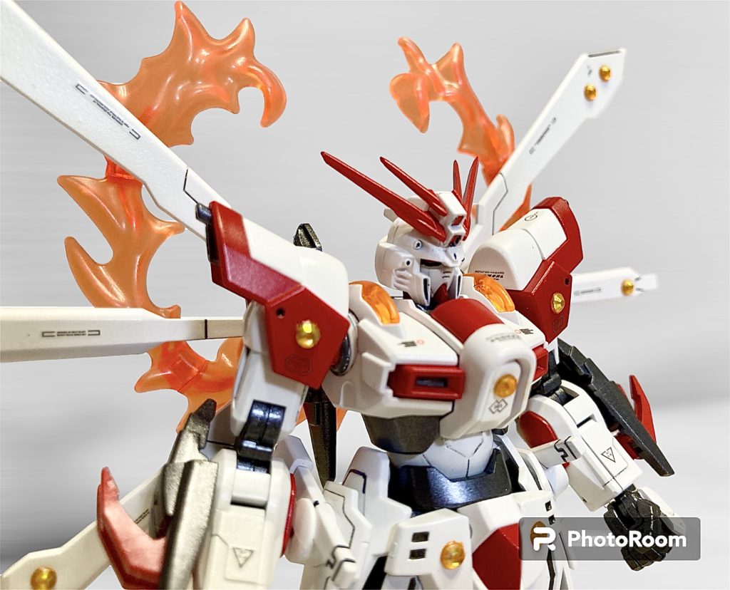 頭と腰アーマー、腕の飾りとバックパックのウイングがゴッドガンダム。それ以外はビルドバーニングガンダムです?