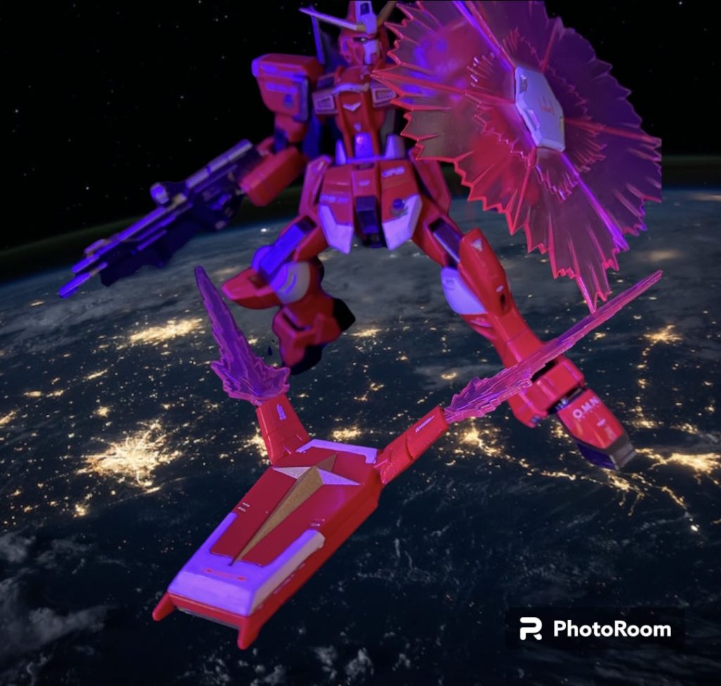 また自律攻撃端末として、ソードシルエットに装備されていたRQM60 フラッシュエッジビームブーメランと機動防盾を組み合わせ、射出機構を持たせたRQM70フラッシュエッジ改シールドブーメランを装備する。ビームブーメランは取り回しの良い手持ちのビームダガーとしての使用も可能である。