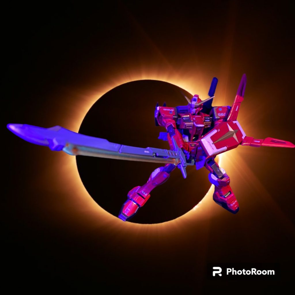 特徴的だったオリジナル機の武装バックパック機構「シルエットシステム」もまた、連邦の技術者による再解釈のもと、ソードストライカー、ランチャーストライカーのザフト版発展系とも言える、デスティニーガンダムにも装備されていたMMI-714 アロンダイト ビームソード、M2000GX 高エネルギー長射程ビーム砲をシルエット化したものが用意された。