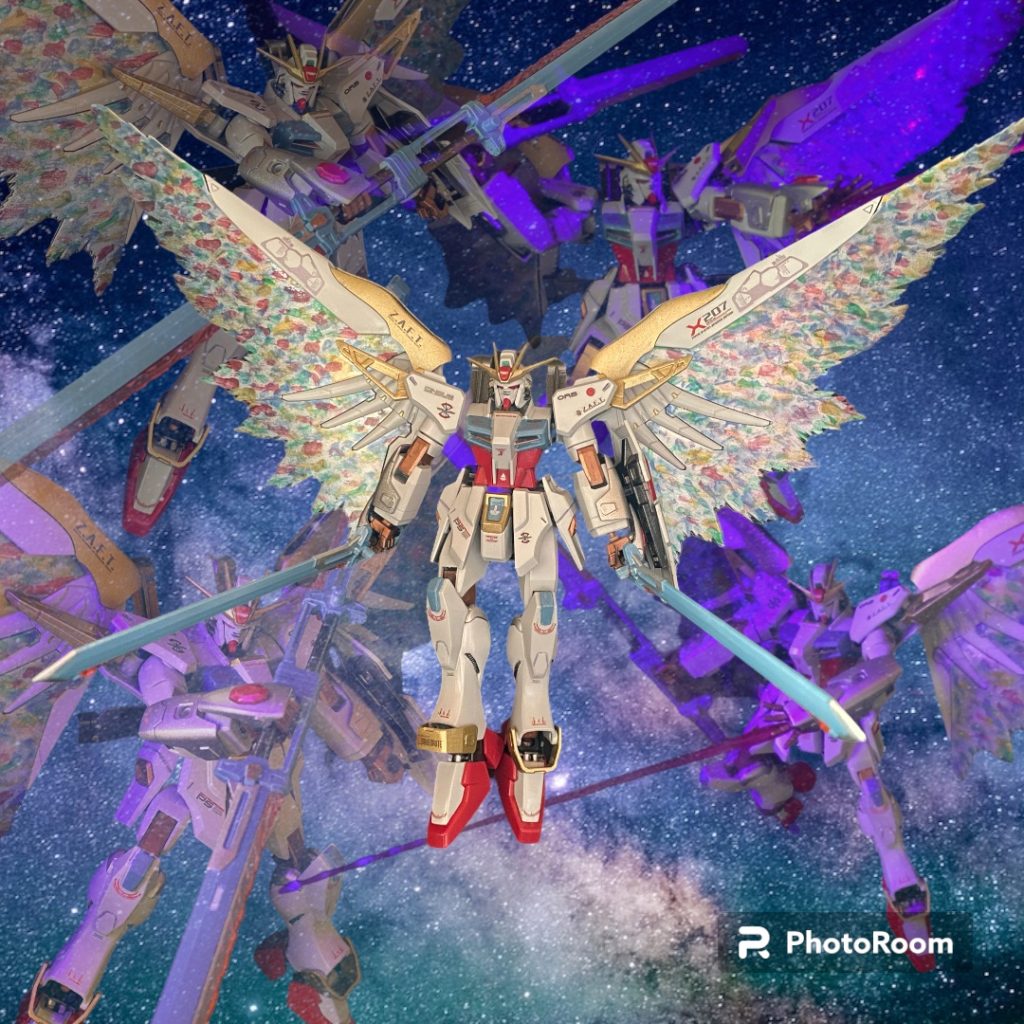 主推進器である背部ウイングユニットにはヴォワチュール・ルミエールの技術が転用され超高機動時には光の翼のように見える現象が発生する。また連合の200系シリーズの技術応用によるミラージュコロイド発生器も備えられ、敵機には残像か複数機の分身にも見え得るジャミング効果をもたらした。