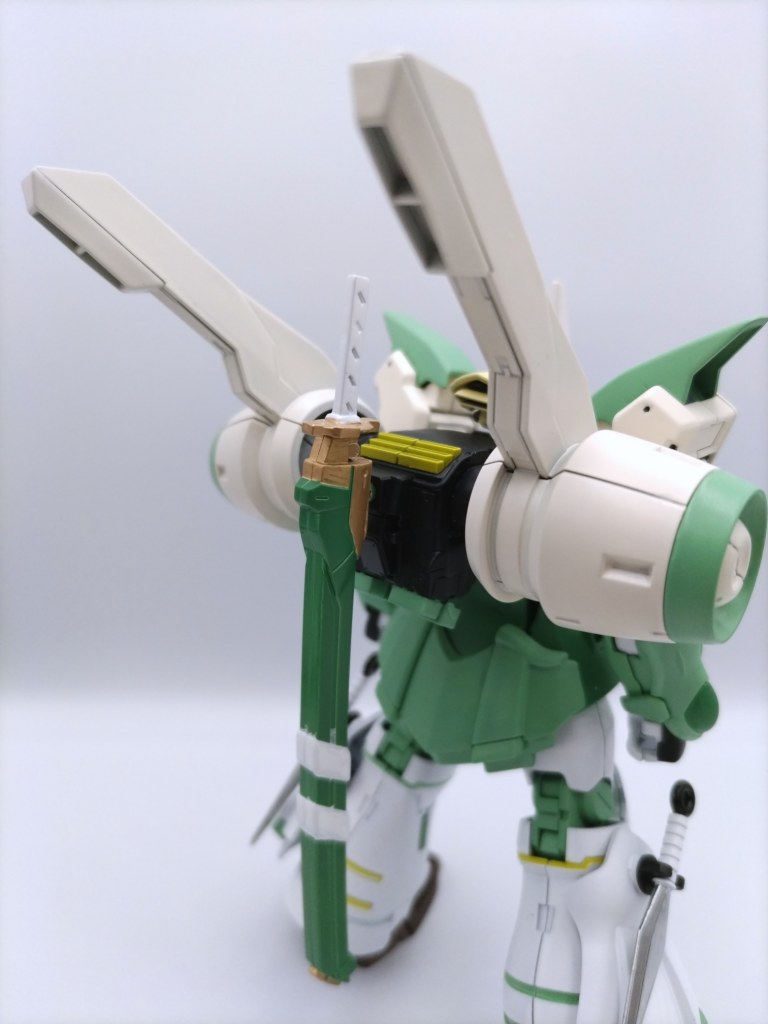 背部から。コールドクナイは侍(風真いろはの設定)にそこまで合わないので腰部の分は撤去しています。刀はビルダーズパーツのガーベラ・ストレートっぽいものに変更。バックパックはデミバーディングのものを刻んでパテで整形して取付。個人的に、デミバーディングとガンダムテルティウム、ユーラヴェンガンダムはミキシング素材として超優秀です。関節から何まで使える部分が多いです(笑)にしても、筆塗りの部分汚いな…。