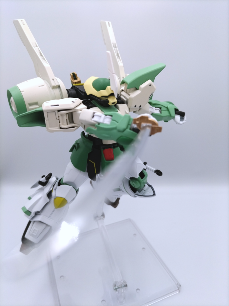 実体剣で攻撃。ナハトに元々あったコールドブレードは忍者刀っぽい分若干短かった為、ガーベラ・ストレートにしました。